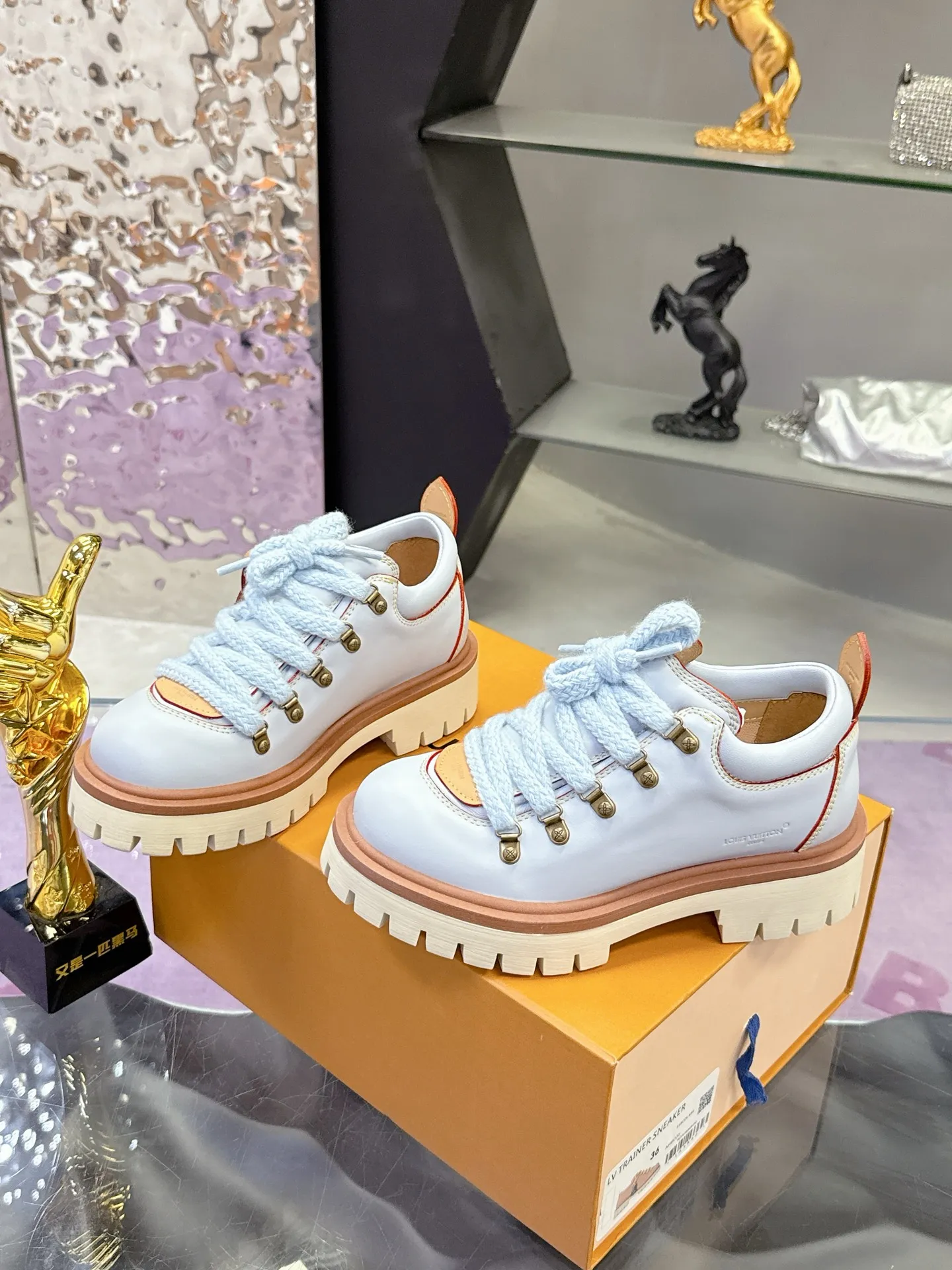 Factory price: 700💰 LV | Louis Vuitton 🧡💚2025 autumn and winter new style, top version ⚠️ The counter features the latest LV REMIX lace-up mountaineering derby shoes, new hard goods 🆕 ❥BS purchasing level! Full of high-end feel! A popular model among bloggers at home and abroad, it’s retro and fashionable, and looks stunning on your feet! Mainly recommended model on the official website★ ▪️Upper: top-quality first-layer cowhide ▪️Inner lining: imported sheepskin ▪️Outsole: original molded T men's shoes 💰U anti-slip outsole ▪️Sole height: 3.5cm ▪️Shoe size: Female 35-41 (41 customized, non-refundable) Male 39-45 (46 customized, non-refundable)